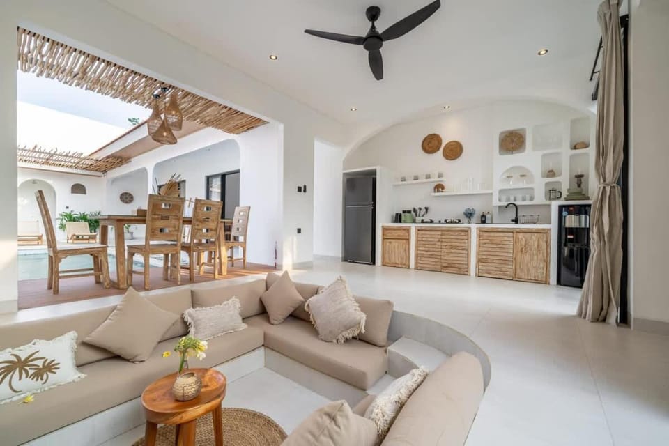 Kitchen or kitchenette, Living room, Seating area, Dining area, pet friendly