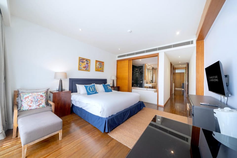 Bed, TV and multimedia, Photo of the whole room, Seating area, Bedroom