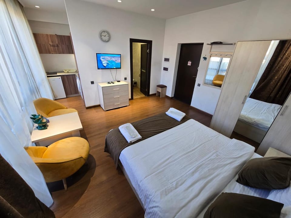 Communal lounge/ TV room, Bed, TV and multimedia, Kitchen or kitchenette, Living room, Photo of the whole room, Seating area, Bedroom, towels