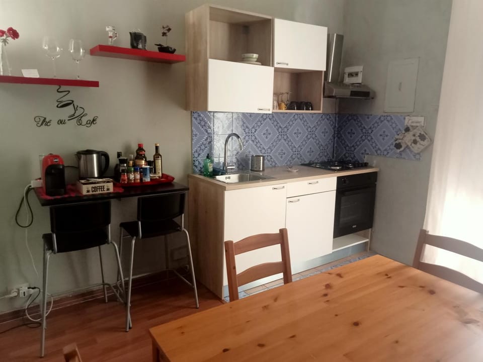 Coffee/tea facilities, Kitchen or kitchenette, Dining area, stove