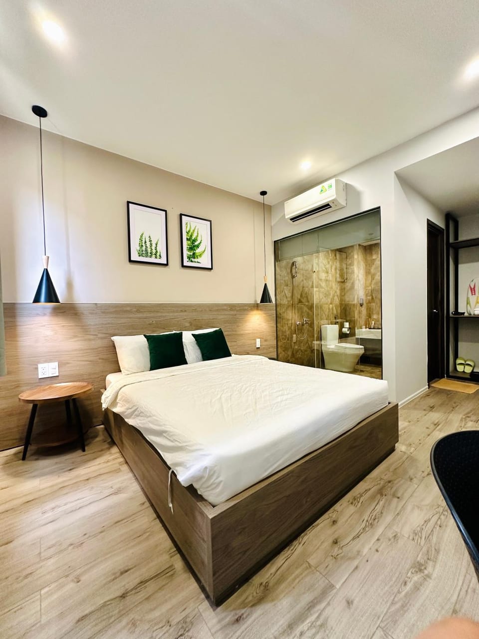 Bed, Photo of the whole room, Bedroom, City view, internet