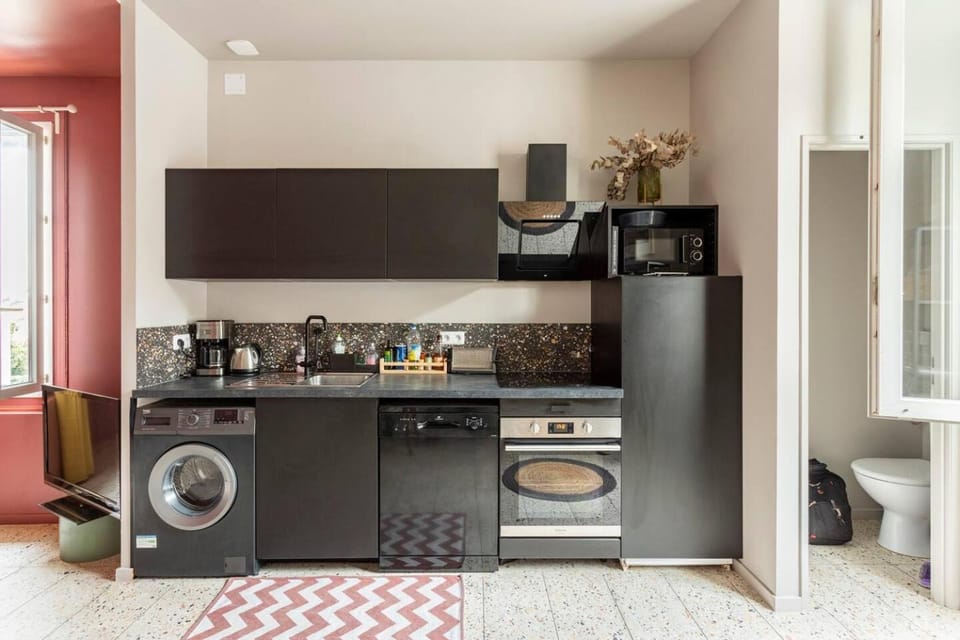 Coffee/tea facilities, Kitchen or kitchenette, dishwasher, oven, stove, washing machine