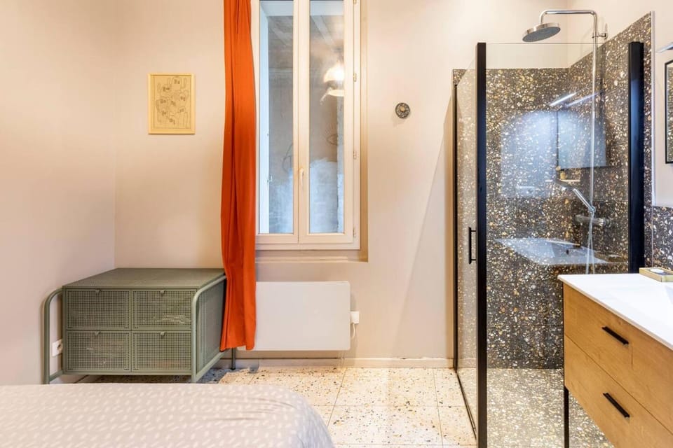 Shower, Bed, Bathroom, Photo of the whole room, Bedroom, towels