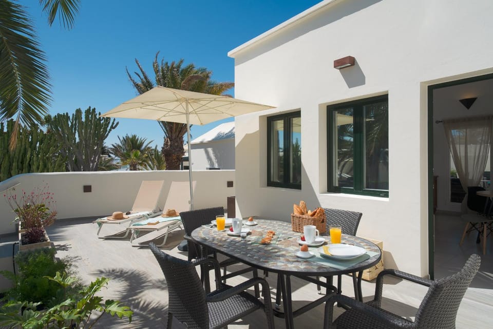 Property building, Day, Garden, View (from property/room), Balcony/Terrace, Seating area, Dining area, Food, Garden view, Breakfast