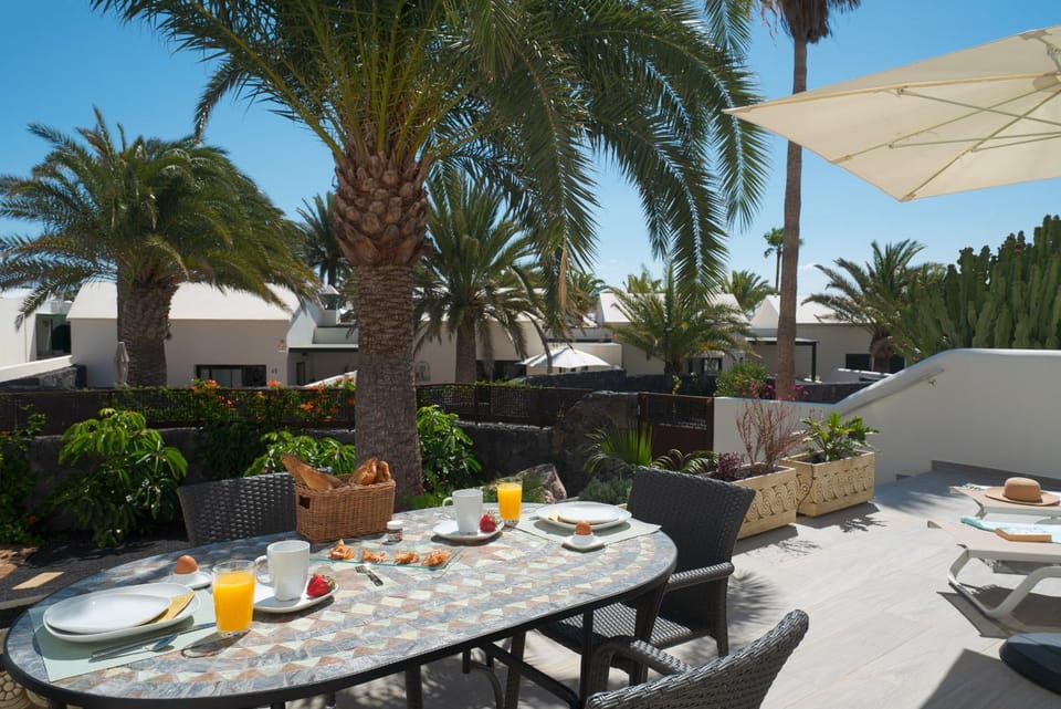 Day, Garden, Balcony/Terrace, Dining area, Food, Garden view, Breakfast