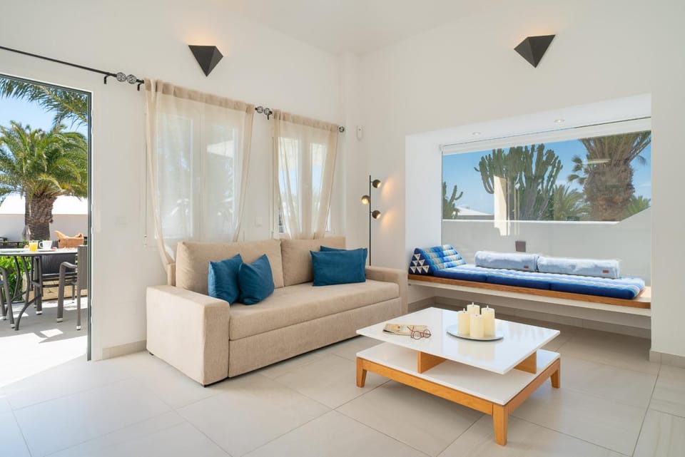 Balcony/Terrace, Living room, Seating area, Dining area
