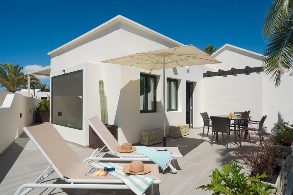 Property building, Day, Balcony/Terrace, Seating area, sunbed
