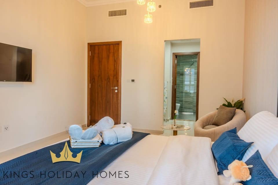 Luxury 2 Apartments Dunya tower Burj Khalifa St Bed and Breakfast in Dubai
