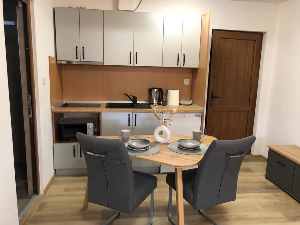 Kitchen or kitchenette, Dining area