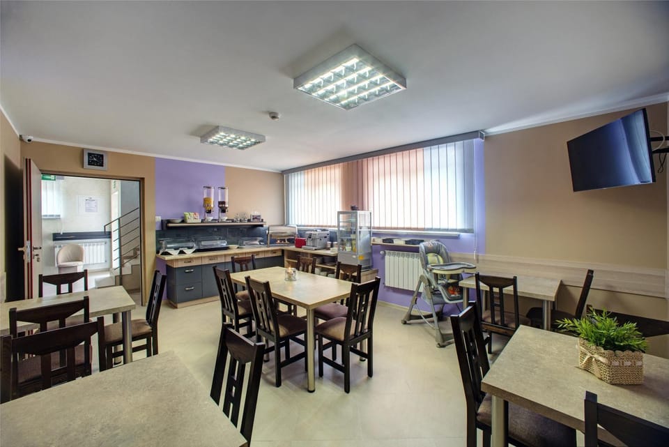 Restaurant/places to eat, Dining area
