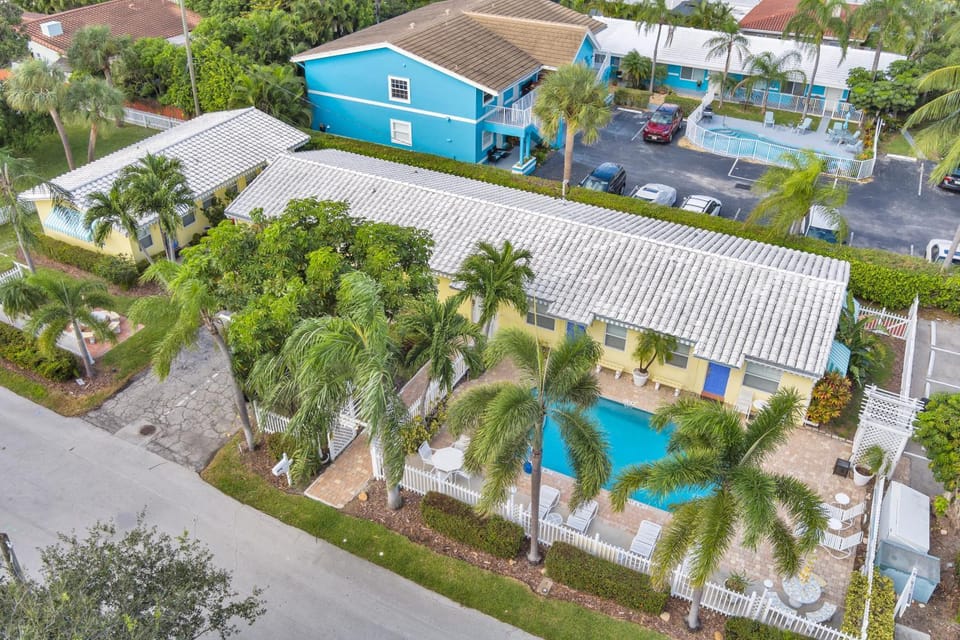 Property building, Bird's eye view, Garden, Swimming pool, Parking