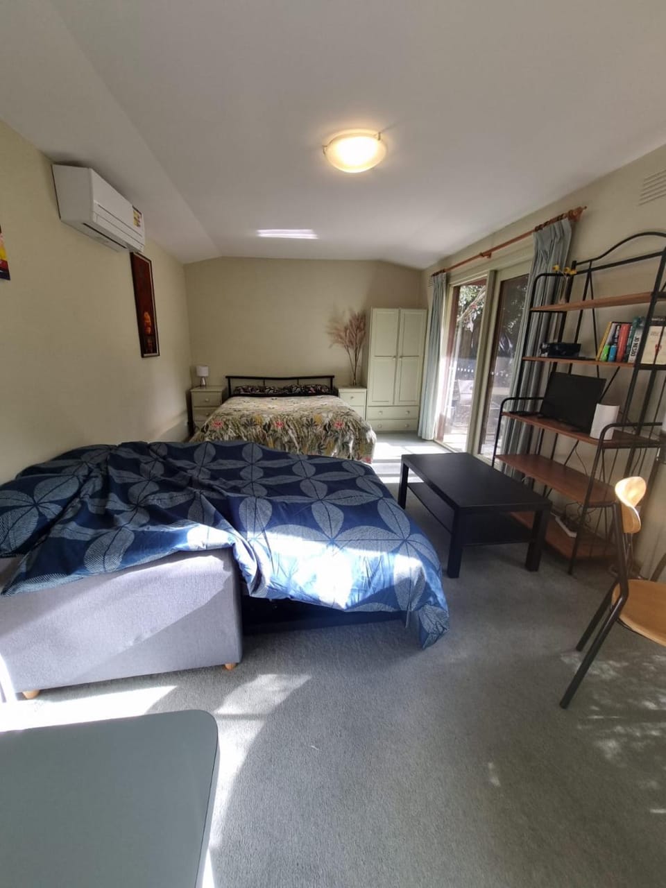 Bed, Library, Living room, Photo of the whole room, Bedroom