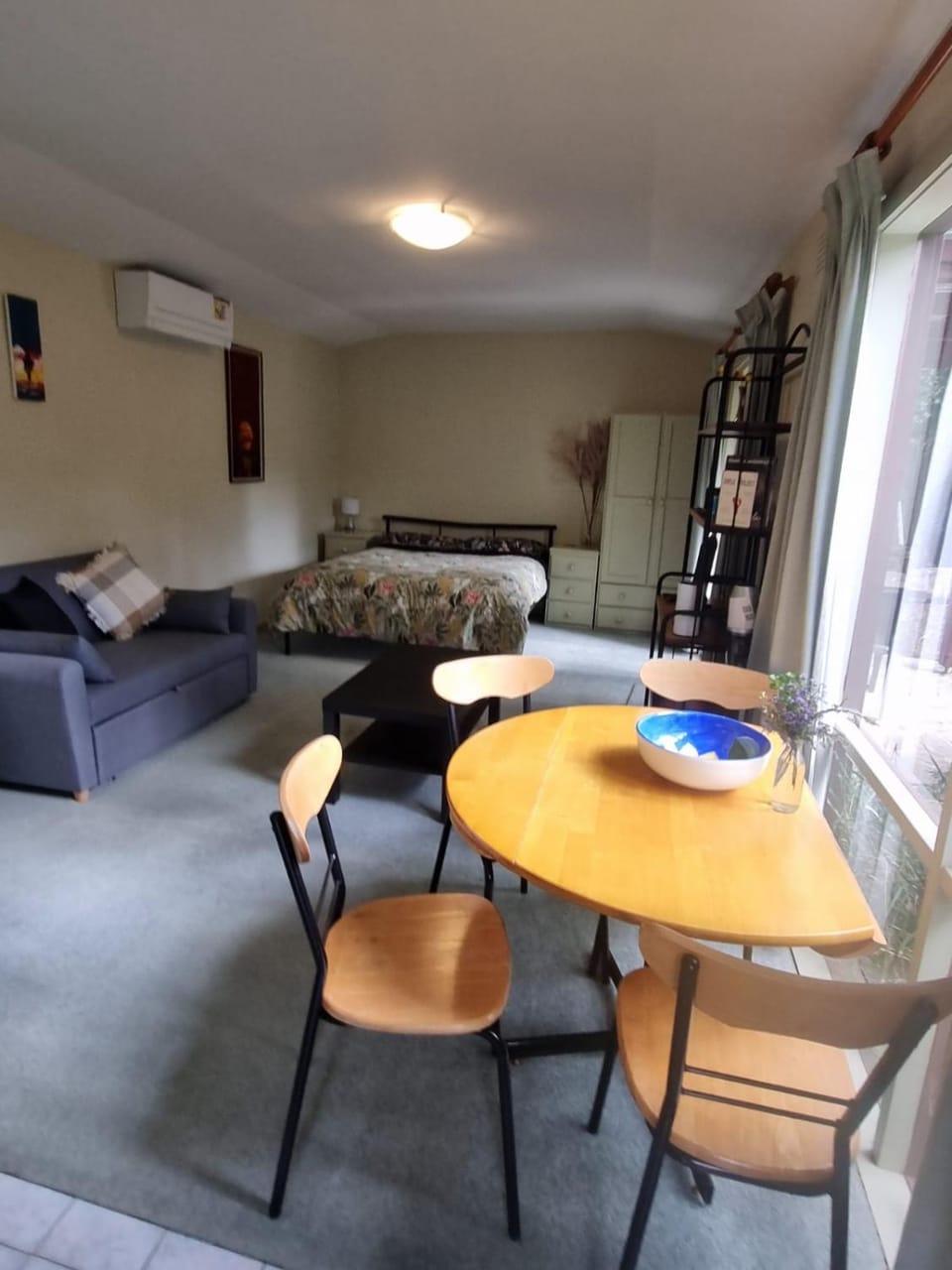 Living room, Seating area, Dining area, air conditioner