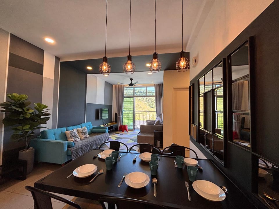TV and multimedia, Living room, Seating area, Dining area