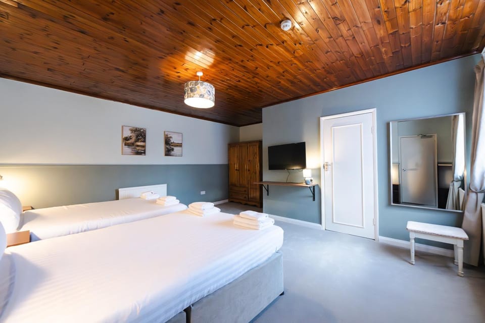 Bed, TV and multimedia, Bedroom