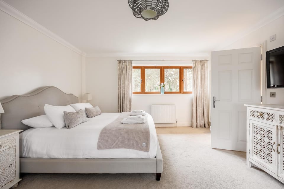 Luxury6BedHouse-HotTub-GamesRoom-Amar Luxury Stays Villa in Poole