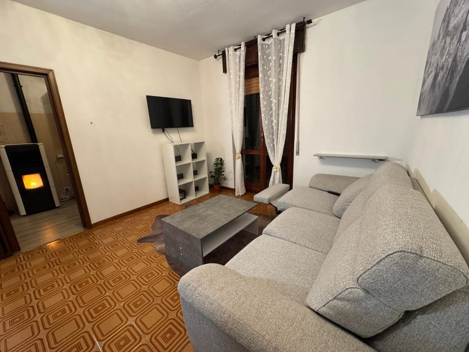 TV and multimedia, Living room, Seating area, Evening entertainment