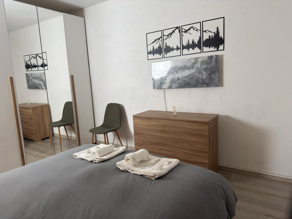 Bed, Photo of the whole room, Bedroom, heating, towels, wardrobe