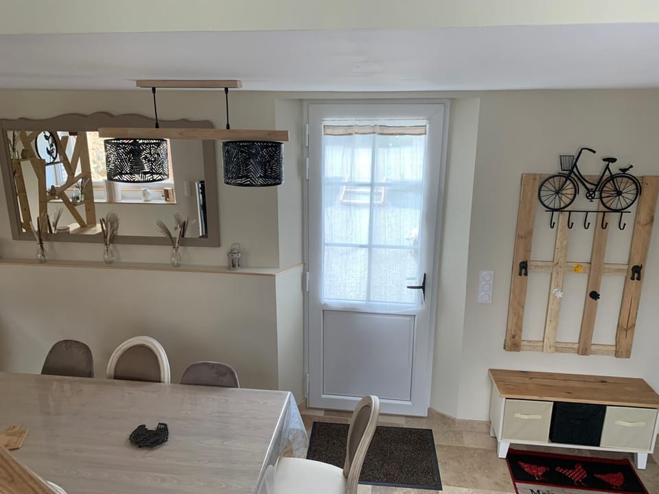 Seating area, Dining area