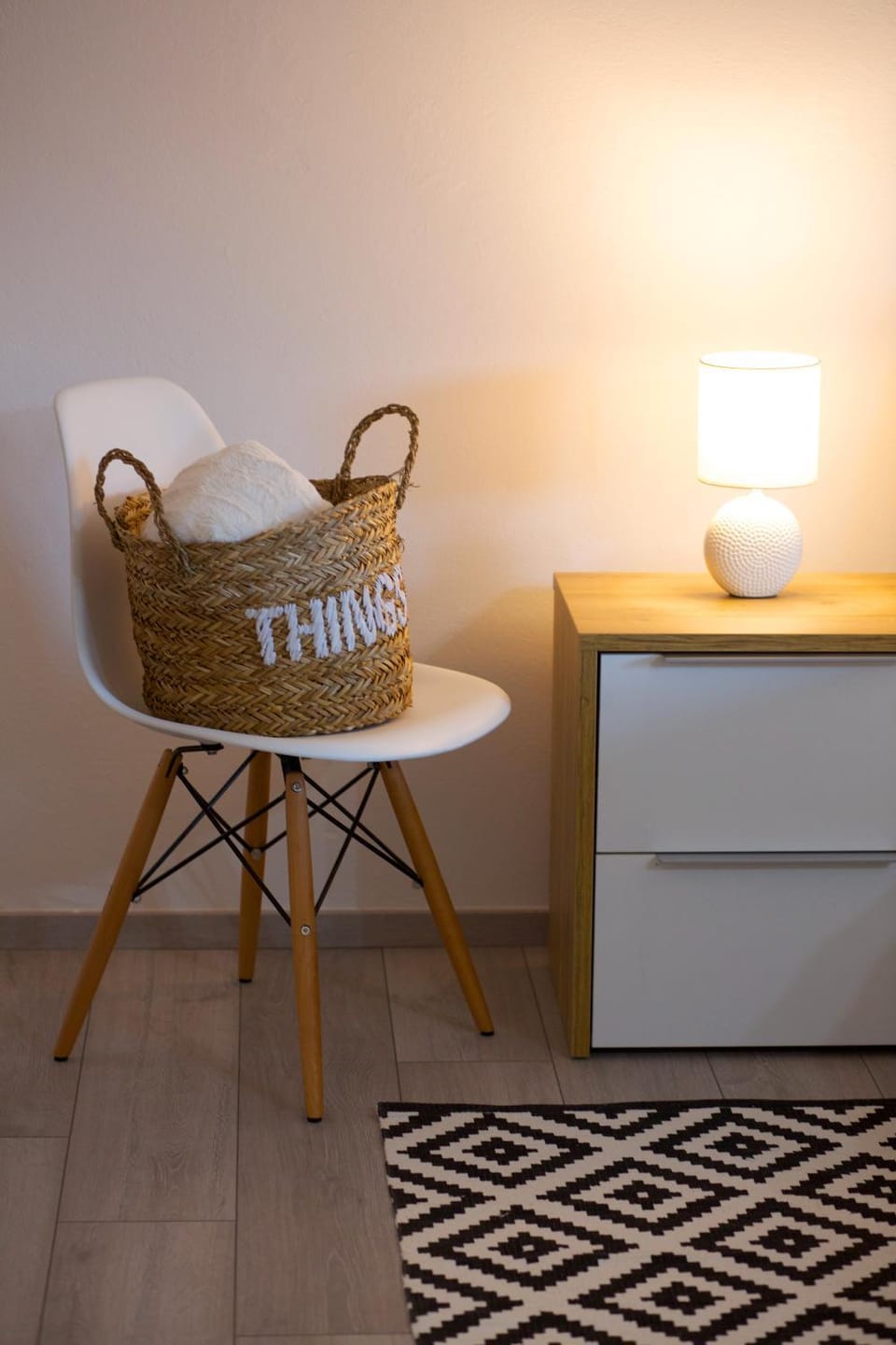 Coffee/tea facilities, Living room, Decorative detail, Seating area, Bedroom