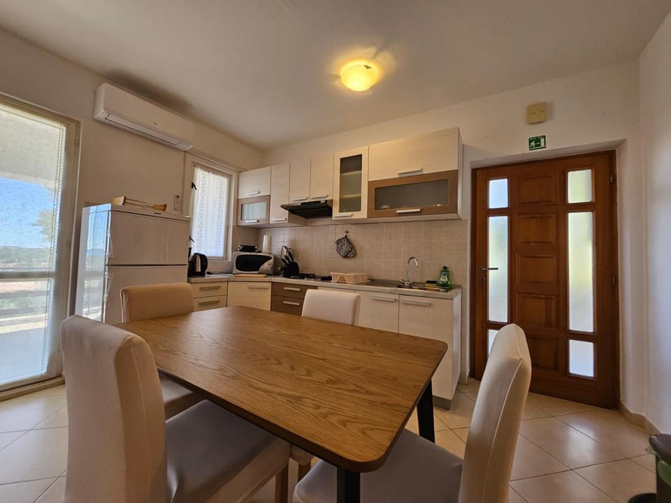 Kitchen or kitchenette, Seating area, Dining area, stove