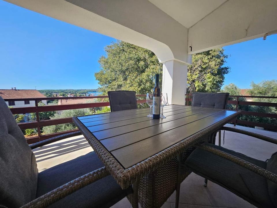 Day, Natural landscape, Balcony/Terrace, Balcony/Terrace, Seating area, Dining area
