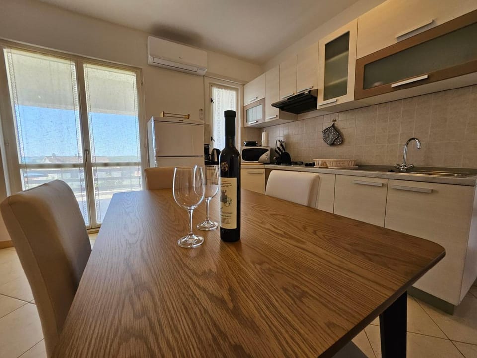 Kitchen or kitchenette, Dining area, stove