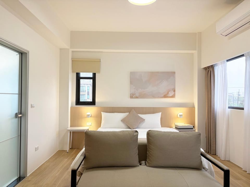 Bed, Photo of the whole room, Seating area, Bedroom