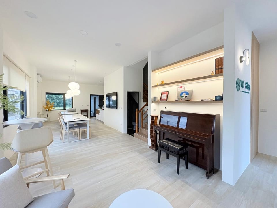 TV and multimedia, Living room, Seating area, Dining area, pet friendly