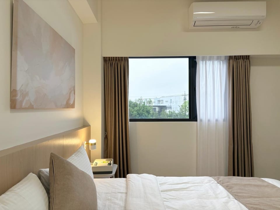 Bed, Photo of the whole room, Bedroom, air conditioner