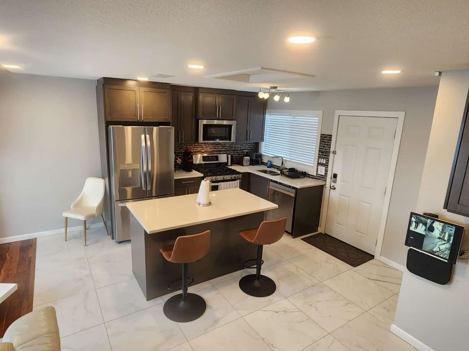 Kitchen or kitchenette, Dining area, oven