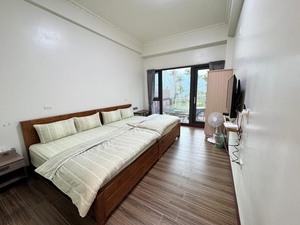 Bed, TV and multimedia, Photo of the whole room, wardrobe