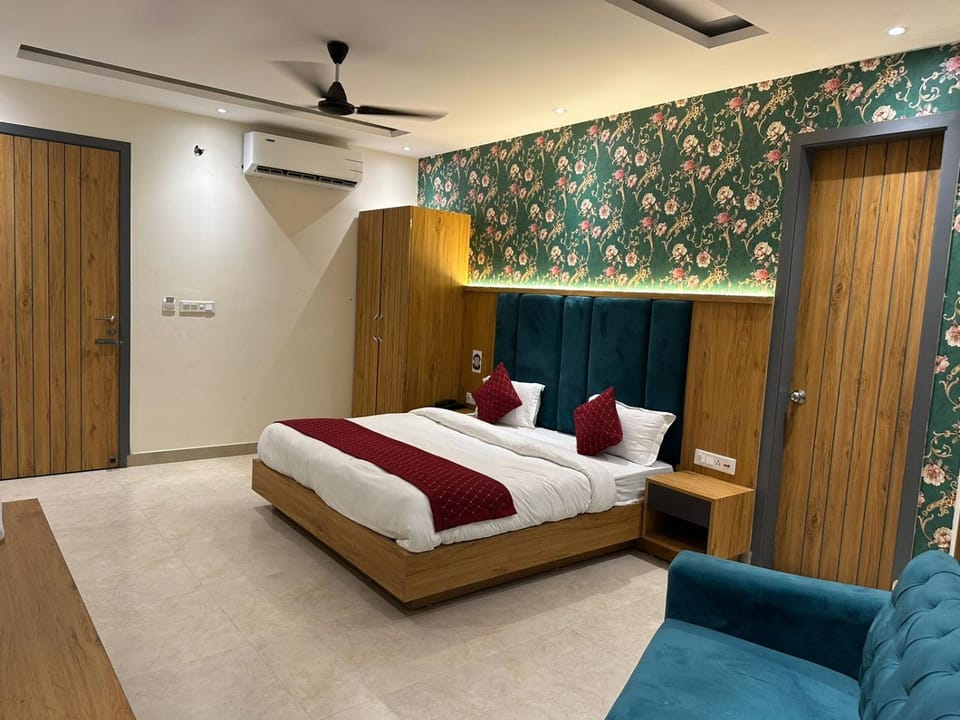 Bed, Photo of the whole room, Seating area, Bedroom, wardrobe, air conditioner