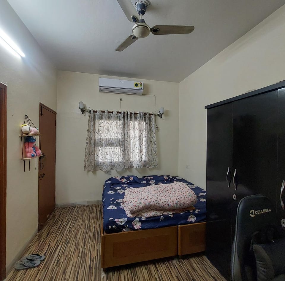 Photo of the whole room, Bedroom