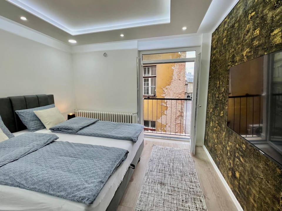 Bed, TV and multimedia, Photo of the whole room, Seating area, internet