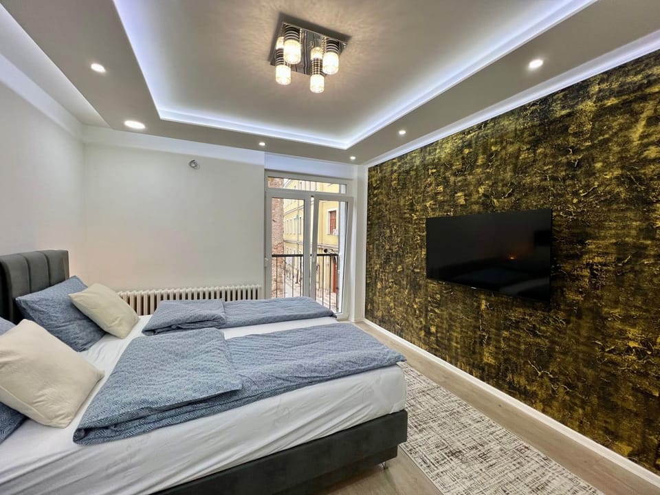 Bed, TV and multimedia, Photo of the whole room