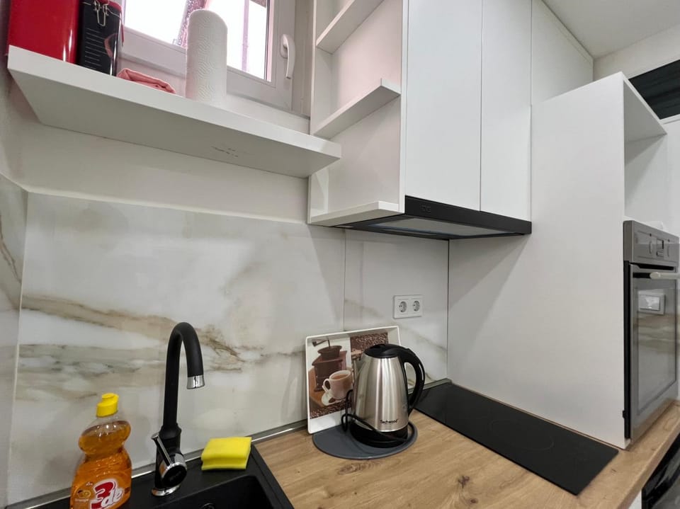 Coffee/tea facilities, Kitchen or kitchenette, oven, stove, stove, kitchen, kitchen