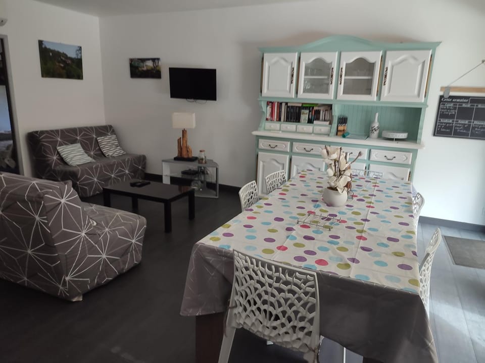 TV and multimedia, Living room, Dining area