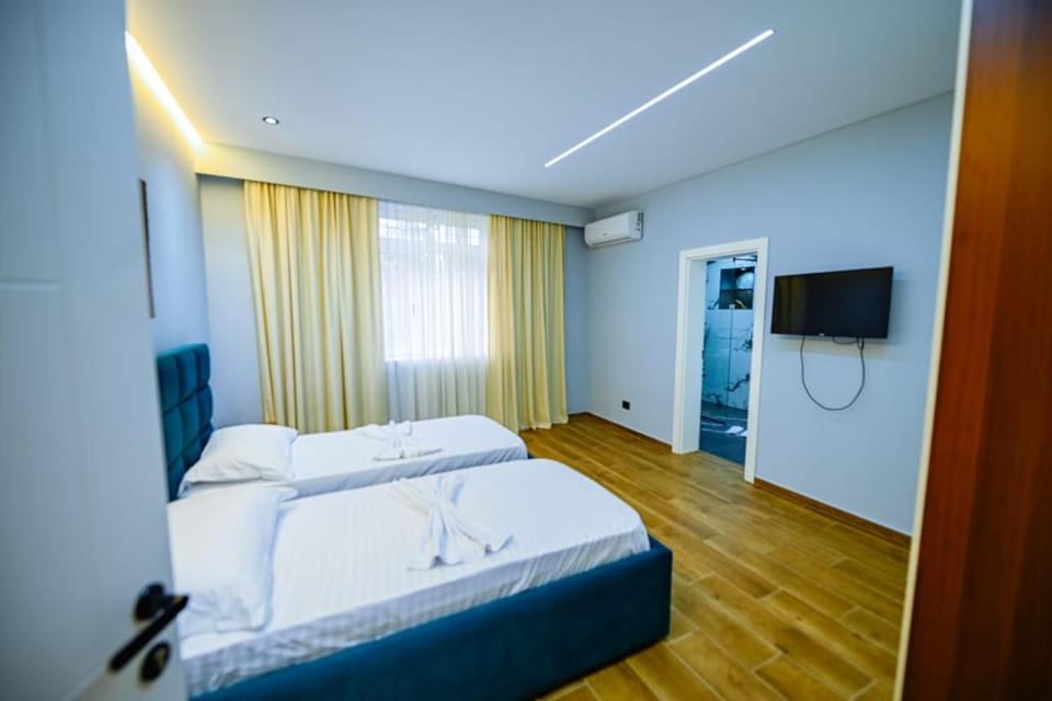 Bed, TV and multimedia, Photo of the whole room, Bedroom