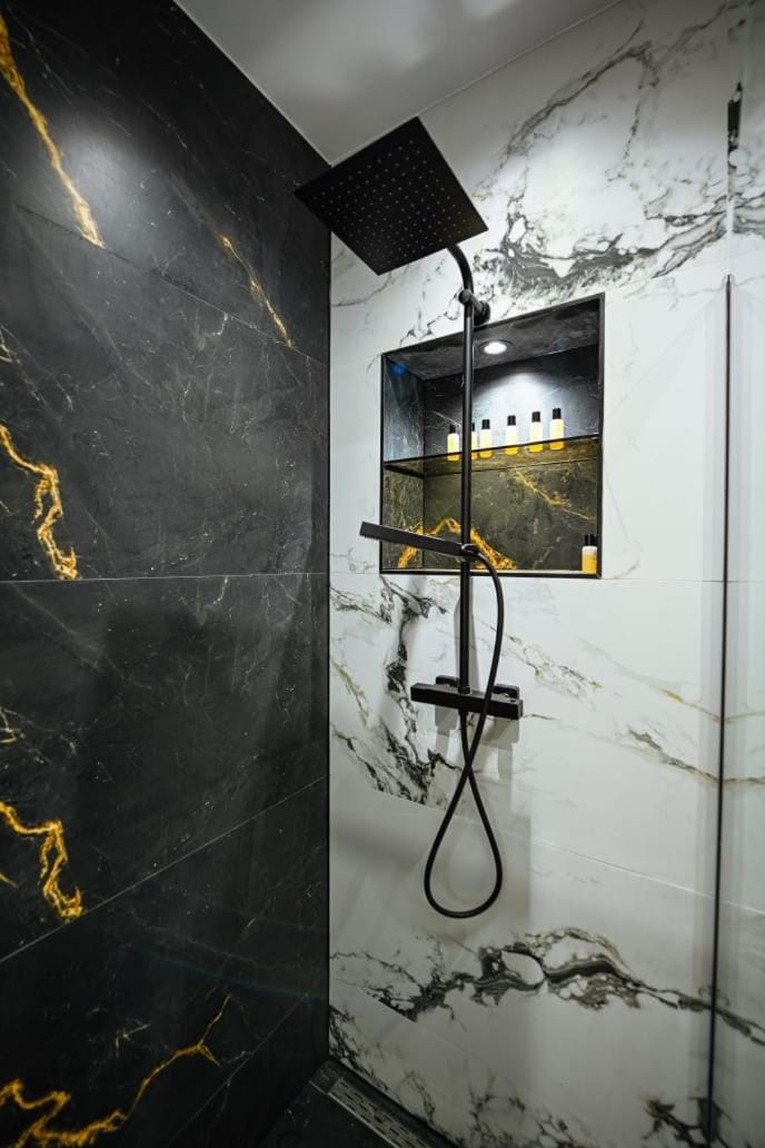 Shower, Toilet, Bathroom, towels