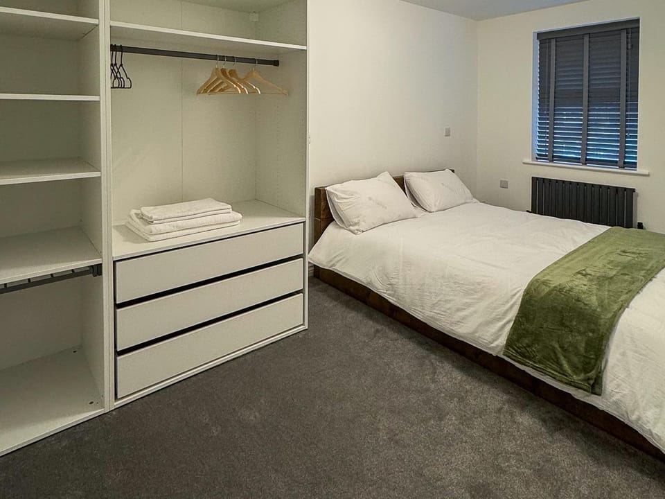 Lux House, Jennett's Park Villa in Bracknell