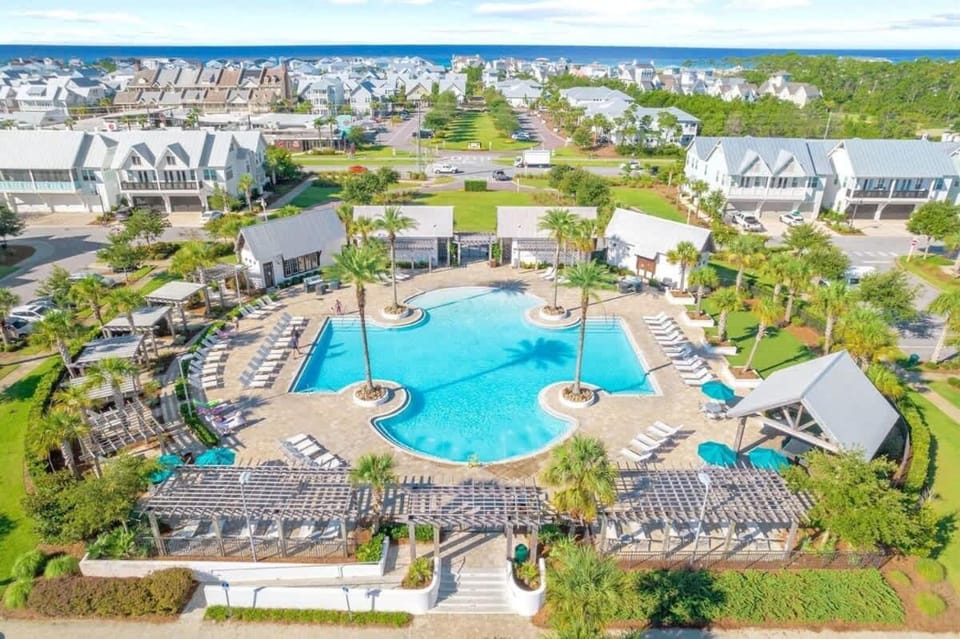 Hola Beaches by Stay on 30A- Pool, Bikes, Golf Cart House in South Walton County