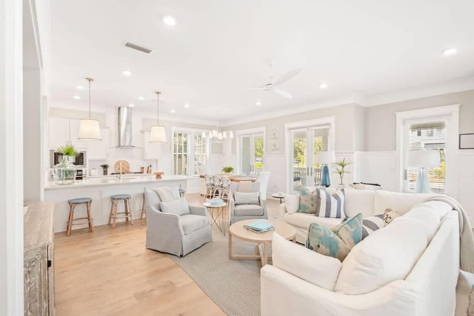 Hola Beaches by Stay on 30A- Pool, Bikes, Golf Cart House in South Walton County