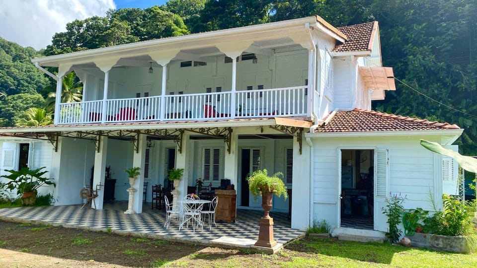 Property building, Patio, Balcony/Terrace