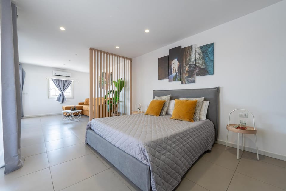 Bed, Photo of the whole room, Seating area, Bedroom