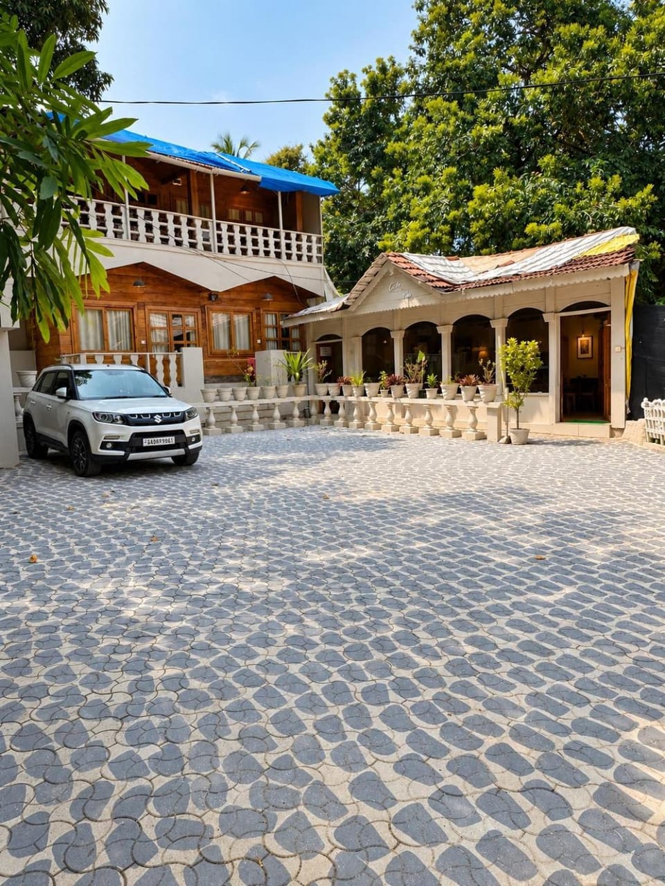 Property building, Day, Location, Parking
