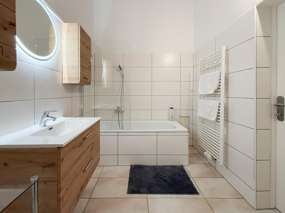 Bathroom, Bath, towels