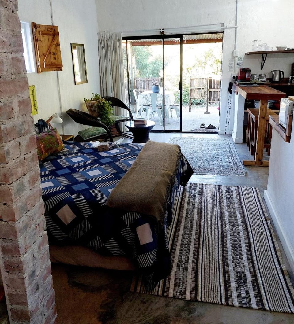 Bed, Seating area, Dining area