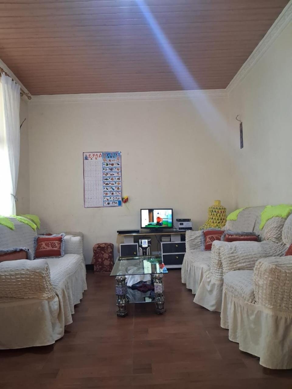 Restaurant/places to eat, TV and multimedia, Living room, Seating area, Sunrise