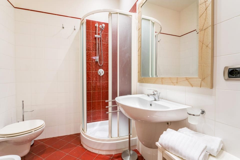 Shower, Toilet, Bathroom, bidet, towels